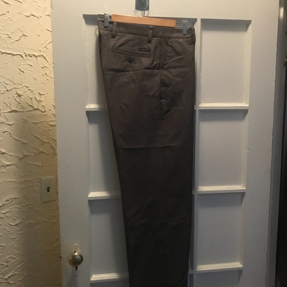 DOCKERS men pants Chino Cotton Size: 34 Inseam: 34 in Color: Light charcoal